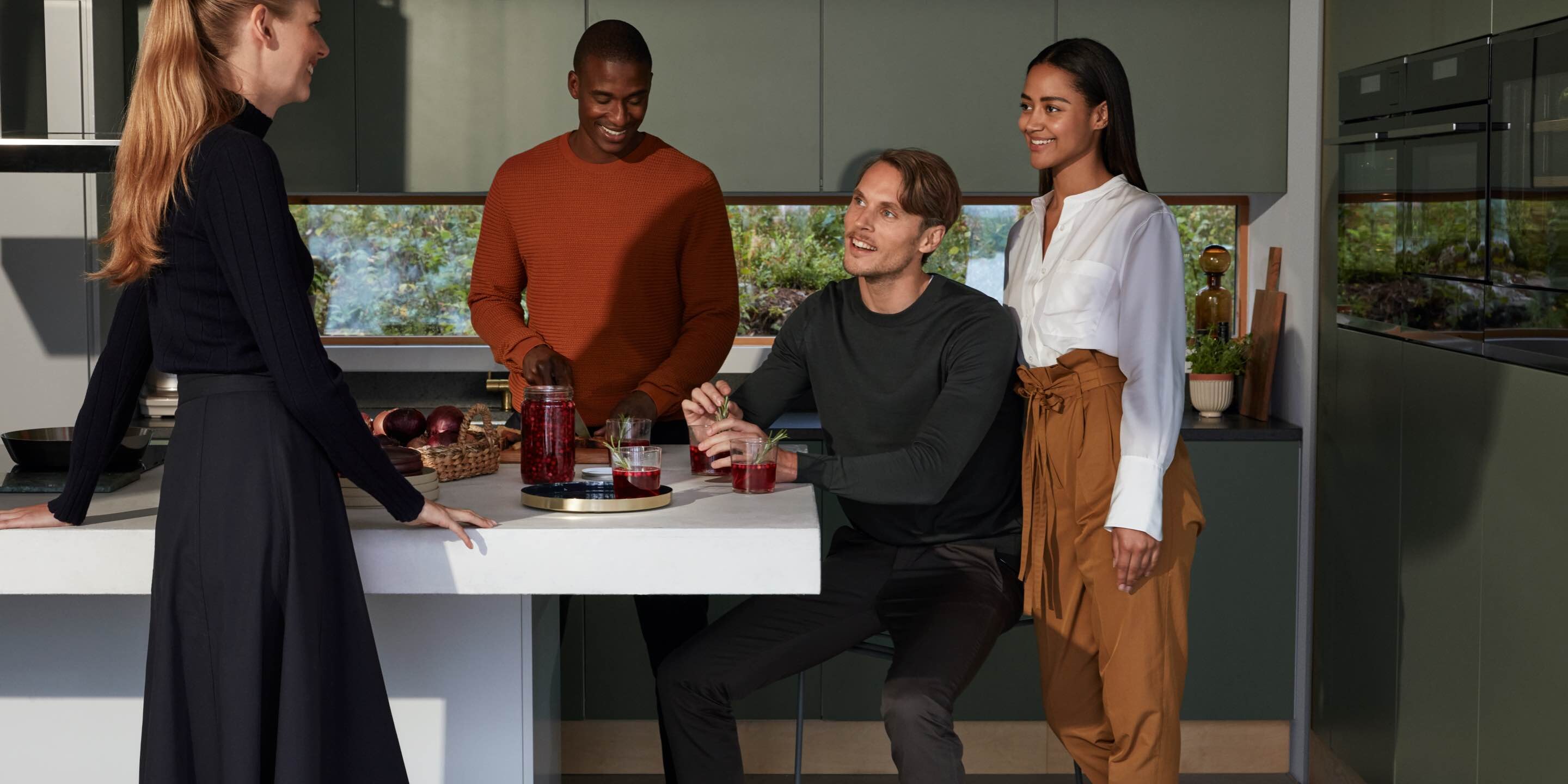 Pessoas a conversar numa casa com eletrodomésticos Electrolux